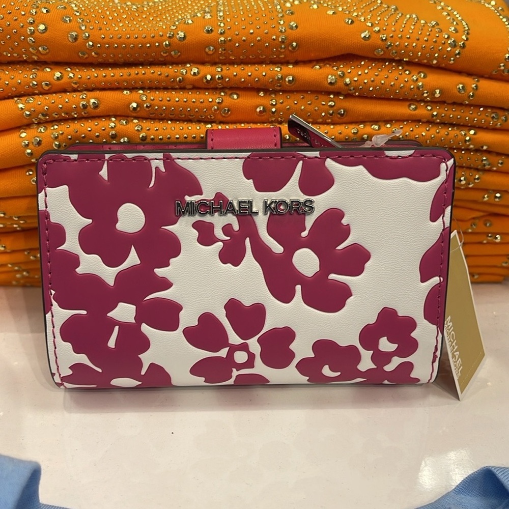Michael Kors Jet Set Medium Floral Print Bi-Fold Wallet
Dragonfruit
NWT - Picture 5 of 16